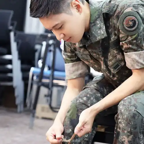  组图shinee李泰民服兵役近况公开穿制服弹钢琴画面帅气