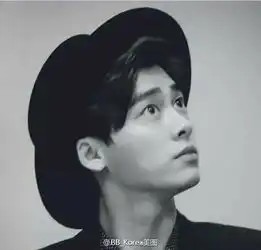  呆萌李易峰黑白九连拍秒变表情帝,跟唐嫣真的好配