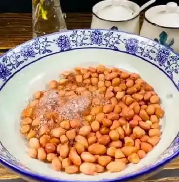  炸花生米的详细做法,酥脆可口,下酒菜不要错过