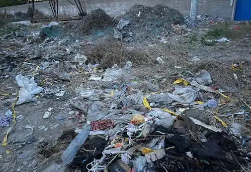  沙河阳光丽景小区西侧,一消防通道外垃圾遍地
