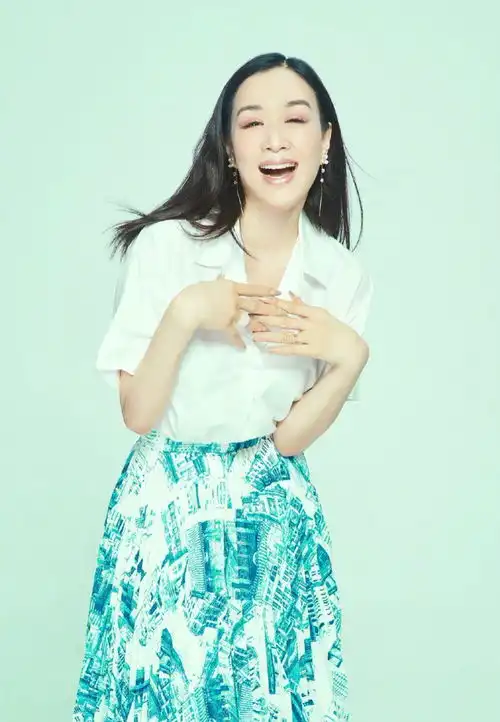  钟丽缇晒母女三人合照,两个女儿宛若双胞胎,完全继承母亲颜值好基因