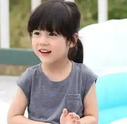  小女生长发扎发,淑女也是从小养成的