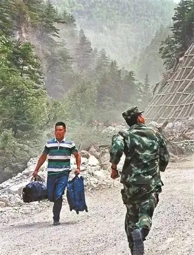  致敬这一年人民子弟兵向险逆行的身影,是军人最帅的样子