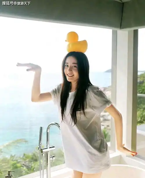  迪丽热巴早春私服穿搭,可盐可甜,御姐萌妹切换自如