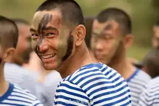  不只弯腰捡国旗,兵哥哥的这些瞬间也很帅