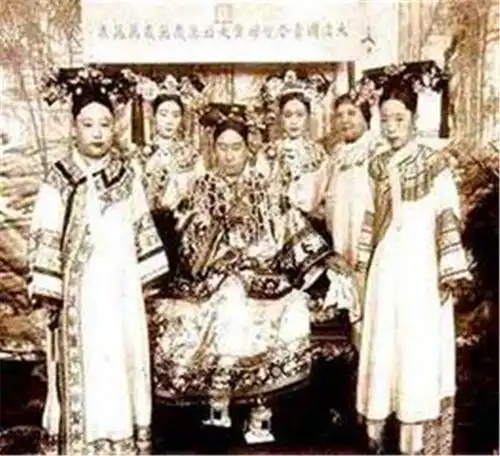 慈禧年轻时被宫女说太美了,她不敢相信,直到看完一组照片她信了