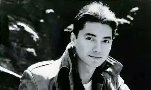 因末代皇帝成名,从小被父母遗弃,如今68岁的尊龙与古树为伴
