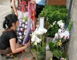  张国荣54岁生忌痴心歌迷雨中送花束寄情思