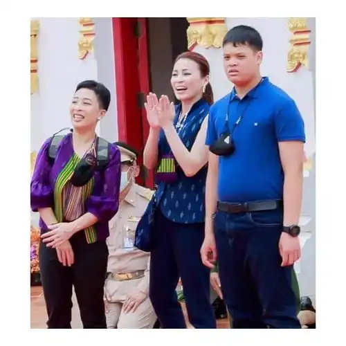  提帮功为了西拉米太拼轮番陪同后妈们营业,诗妮娜穿牛仔裤真美