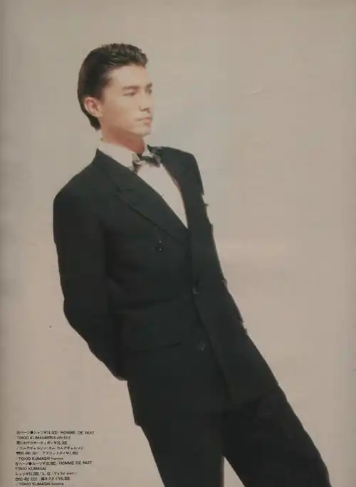  尊龙年轻时真绝,穿西服叠穿马甲英俊帅气,梳大背头显得骨相真美