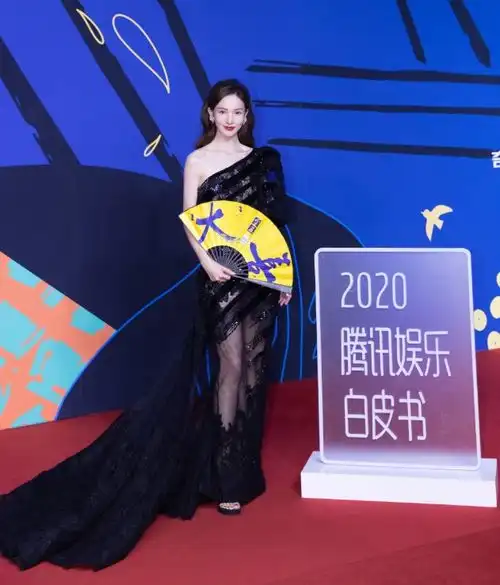  娱乐盛典,李沁清冷佳人,杨幂万种风情,容祖儿一袭红裙惊艳动人