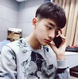  他16岁被星探挖掘,和蔡徐坤竞选过同部戏,今因小时光爆红