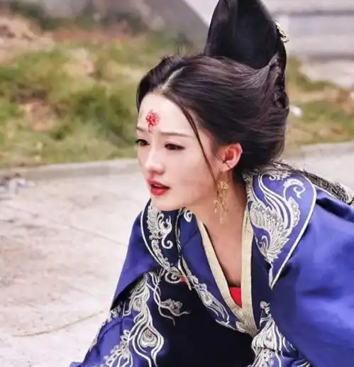  原创李沁新剧撞衫楚乔,黑色战袍美中带飒,造型和气场完全不输赵丽颖