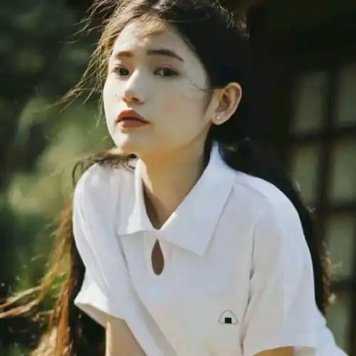 姬感头像高清低头浅笑