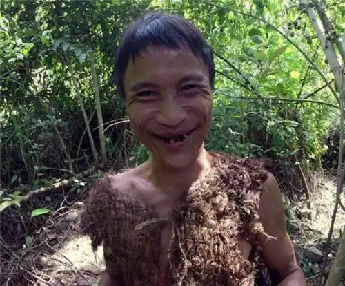  真人泰山父亲带儿子隐居深山41年,吃老鼠为生,不知女人长啥样