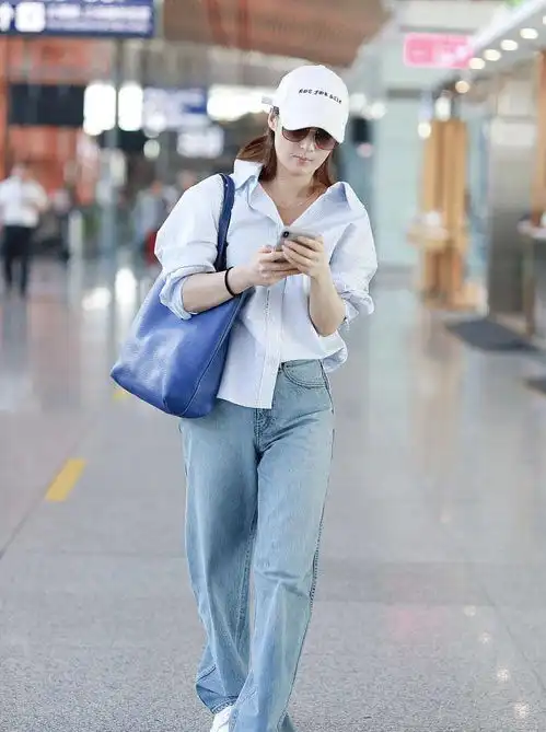  年近五十的蒋勤勤穿白衬衫清爽打扮依旧清纯,网友二十来岁吧