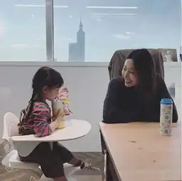  隋棠出月子复工带女儿上班美炸身材恢复神速秀美腿似少女
