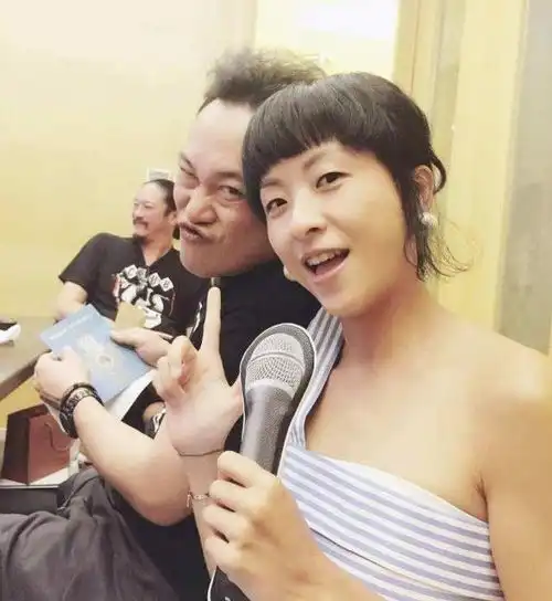  陈奕迅16岁女儿初长成,容貌清纯超模身材抢镜,被曝早恋而留级