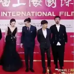  女演员坐周一围大腿上,两人暧昧之前还挽手臂,朱丹微博低调回应