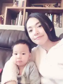  姚晨陪儿子小土豆看动画片母子表情神同步