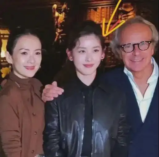  章泽天章子怡同框前者站c位气场强大,后者霸气,二人似姐妹