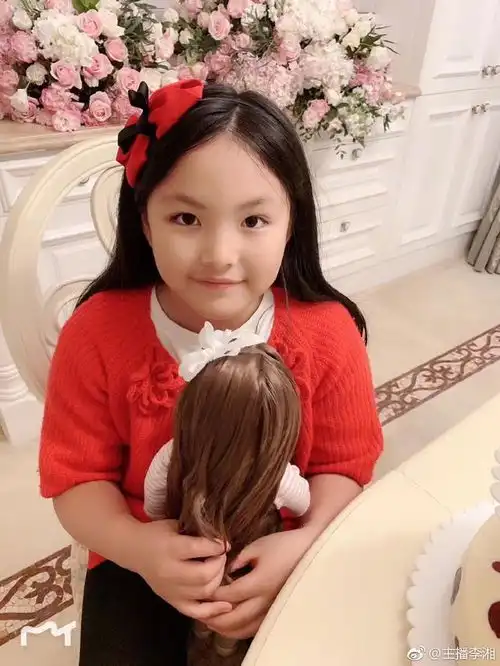  真是厉害了李湘晒女儿萌照,王诗龄全副武装,滑雪姿势超帅气