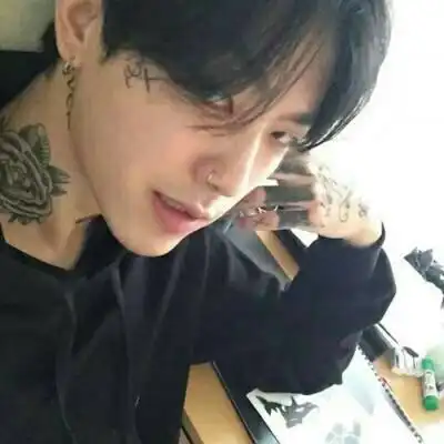  带纹身的男头像