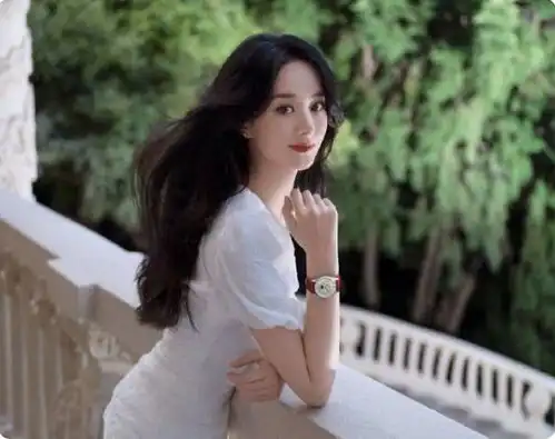  赵丽颖冷艳风绝了烈焰红唇大波浪显御姐范,离婚后状态大提升
