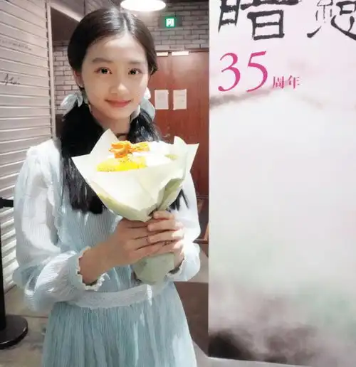  15岁多多演水中之书,舞台照和收工照曝光,颜值把人看愣了