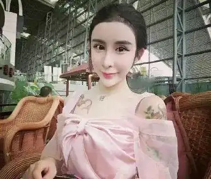  她花百万整形被嘲蛇精女,如今真的变女神曾豪言宁被扎死,也不能被丑死