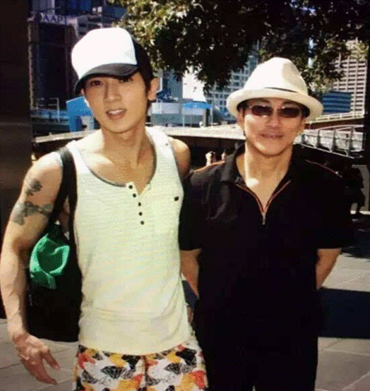  帅过儿子的明星老爸,吴尊老爸真冻龄,陈赫被亲爹秒杀
