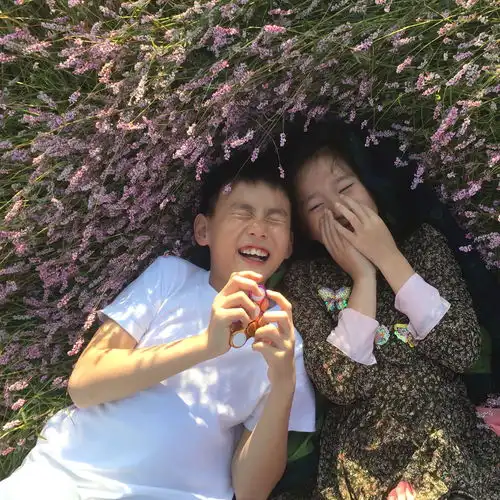  他是女儿的专属时装设计师
