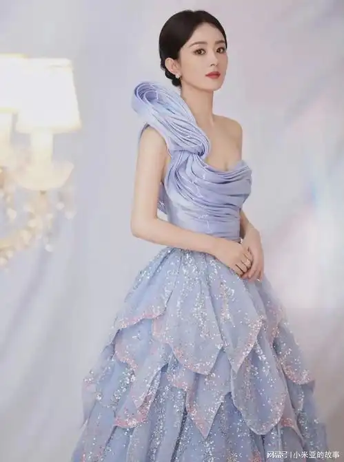  赵丽颖蓝花露肩裙七夕独美