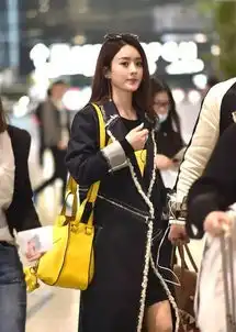  除了黑白灰,这个春天你还能穿什么