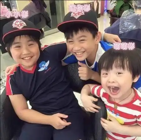  欠债185万摆摊赚钱,曾是超级童星,和二婚妻子把儿子当成摇钱树