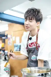  组图王俊凯自制特色麻辣烫超专注一脸陶醉化身表情包