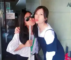  贾静雯亲自为大女儿剪头发,梧桐妹做鬼脸亲吻妈妈,母女情深似姐妹花