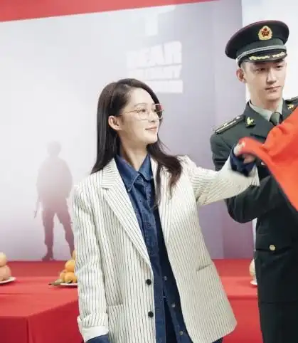  李沁越来越大胆,颁奖礼穿透光裙,等的就是打聚光灯这一刻