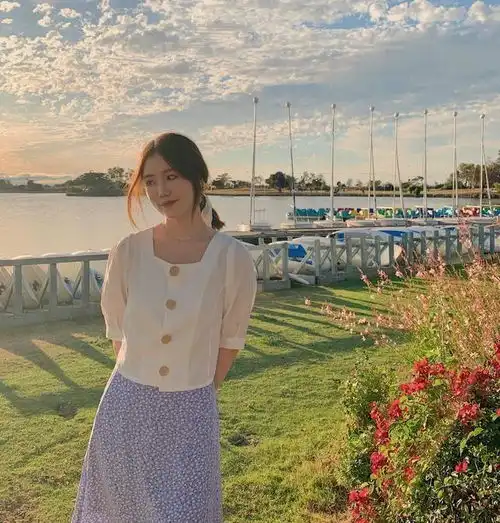  今夏超流行三元素,方领复古优雅,碎花清新自然