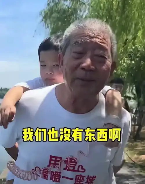  天赐73岁的父亲,不顾41度酷暑,带女儿在西湖游玩,还要摆拍照片