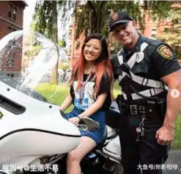  华裔女孩3岁和哈佛校警合影留恋,15年后故人重逢有爱