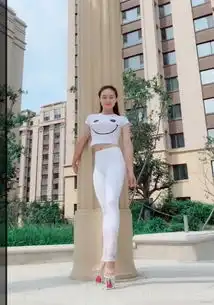  街拍美女当街表演高难度柔术动作,难度挺大