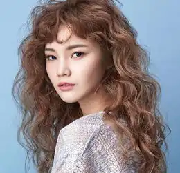  今年春天换上流行慵懒系微卷发,微微的甜美刚刚好