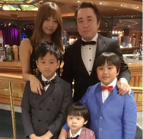  才成年就没了生活费,一边上学一边还债
