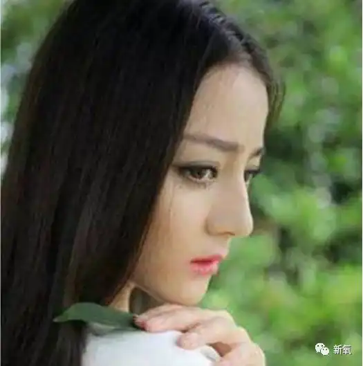  娜扎居然把驼峰鼻磨掉了鼻尖像被镰刀削过,再整就成通天鼻了