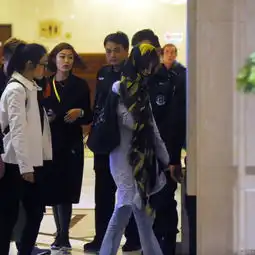 怎么着都美郑爽围巾包头现身