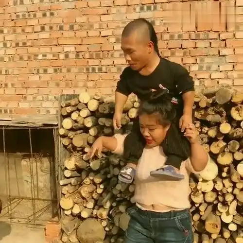 袖珍小夫妻家中干活,老婆的一个举动,看出夫妻二人关系好