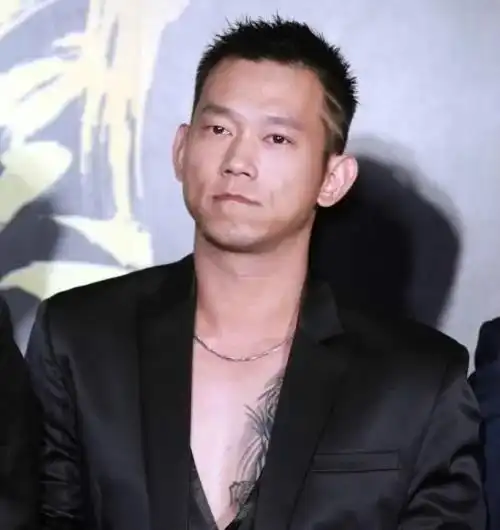  他年少成名,却犯罪入狱20年,戴手铐参加父亲葬礼,今逆袭成导演