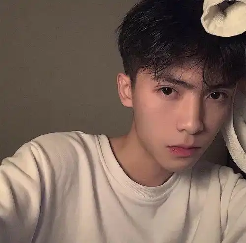 qq高冷霸气超拽头像男