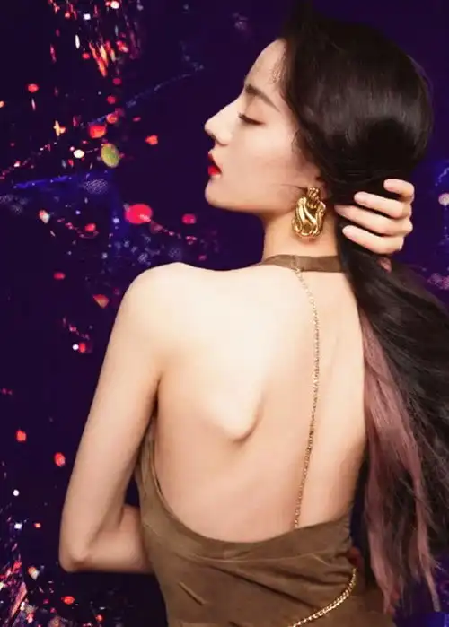  人间绝色热巴好美乞丐色吊带也能穿出御姐范美背抢镜